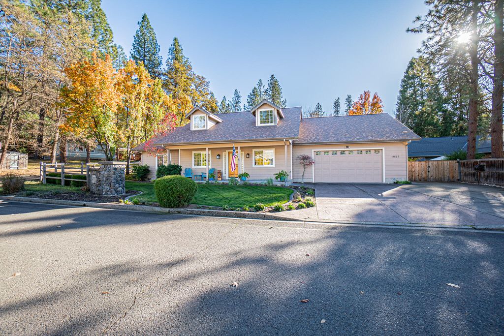 1025 Anglers Place, Shady Cove, OR 97539