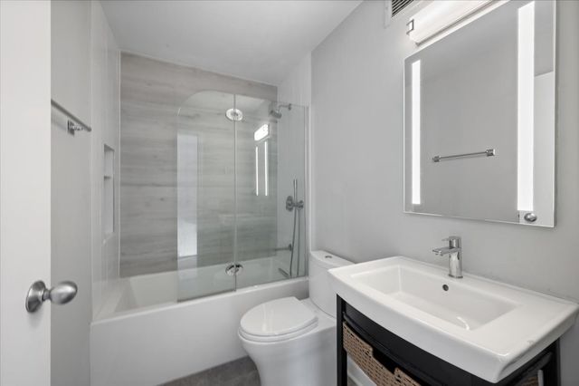 200 N Dearborn Street 4001, Chicago, IL 60601