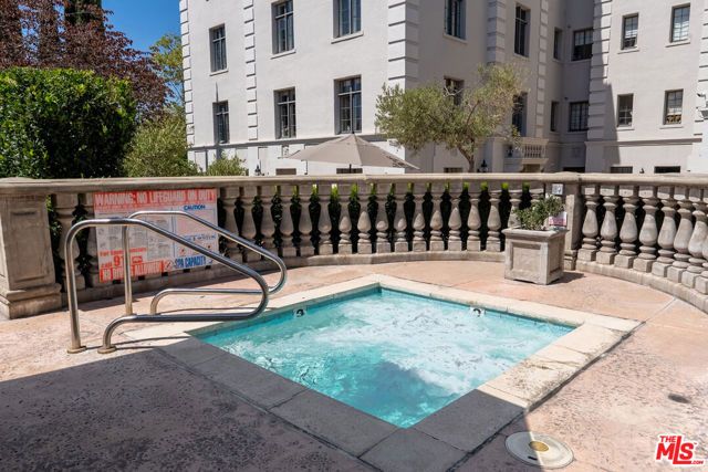 308 N Sycamore 102, Los Angeles, CA 90036
