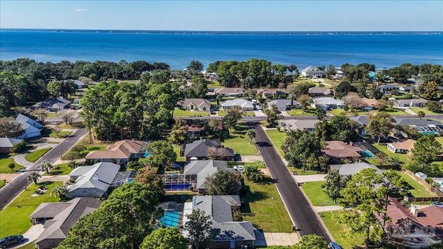 8 Arapaho Dr, Pensacola, FL 32507
