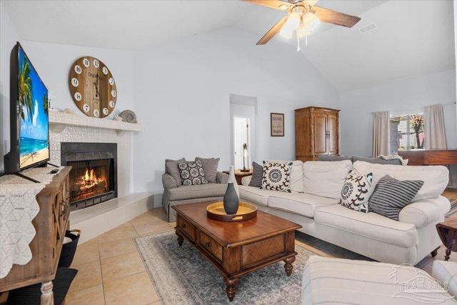 8 Arapaho Dr, Pensacola, FL 32507