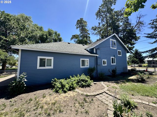 2302 N DEPOT St, La Grande, OR 97850
