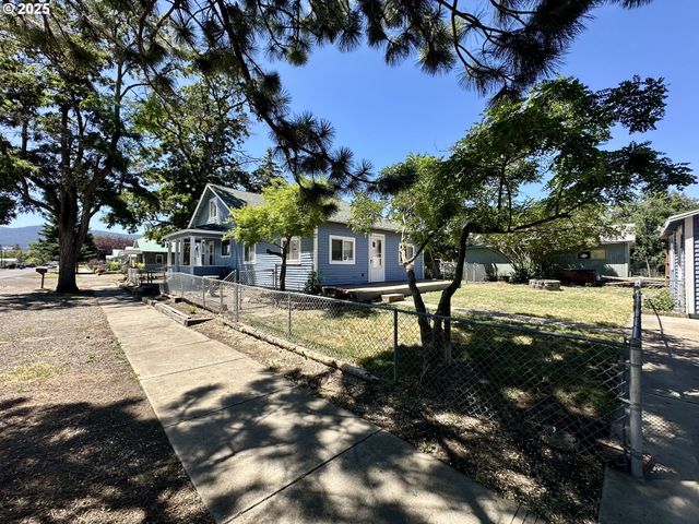2302 N DEPOT St, La Grande, OR 97850