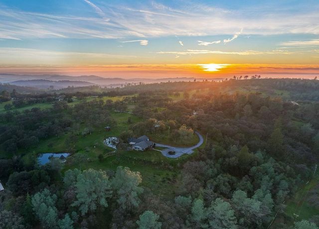 13420 Mesa Dr, Grass Valley, CA 95949