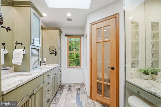 9804 KORMAN CT, Potomac, MD 20854