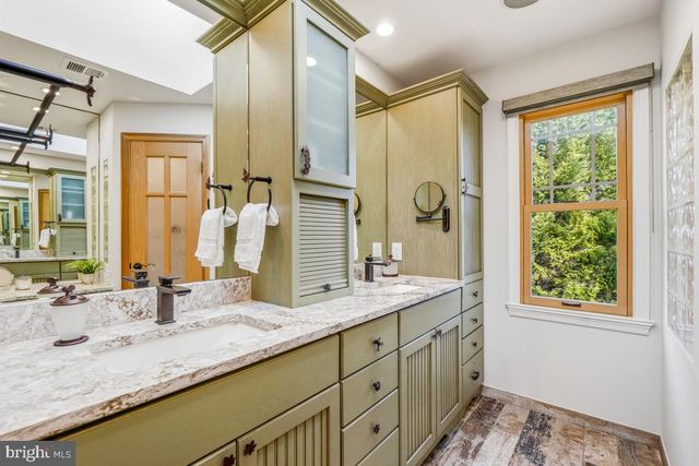 9804 KORMAN CT, Potomac, MD 20854