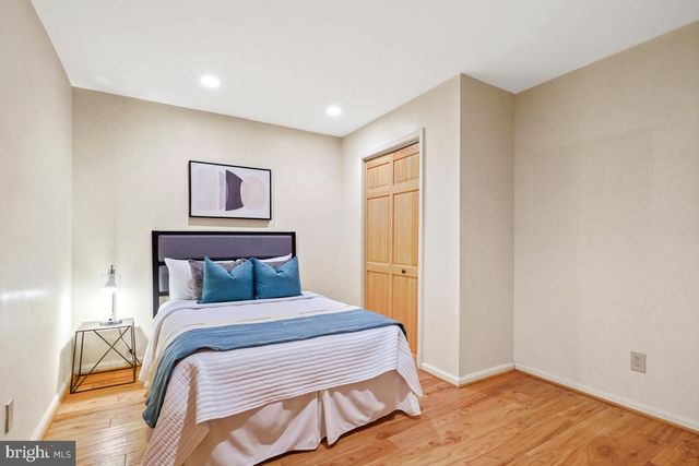 9804 KORMAN CT, Potomac, MD 20854