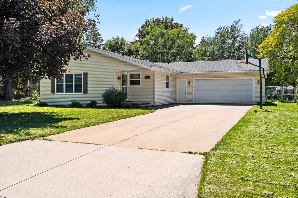 1545 N BLOSSOM DRIVE, Appleton, WI 54914