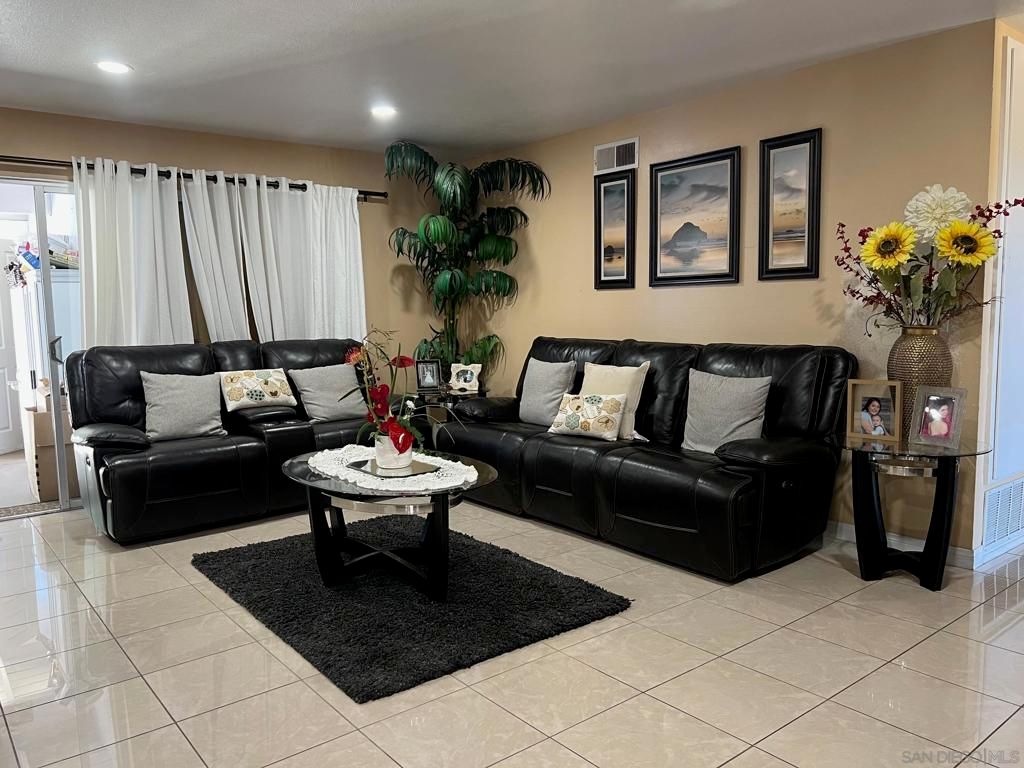 Image 4 of property listing at 1362 N Elm St, Escondido, CA 92026