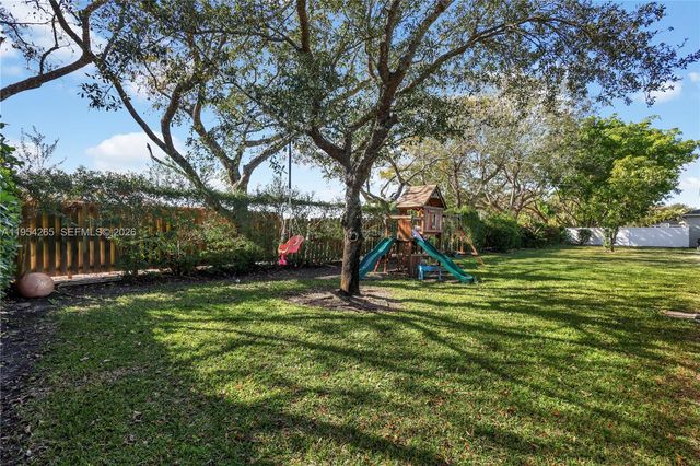 327 Burnt Pine Dr, Naples, FL 34119