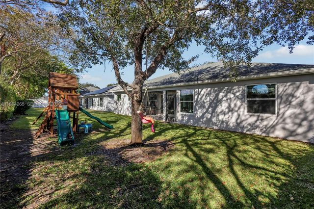 327 Burnt Pine Dr, Naples, FL 34119
