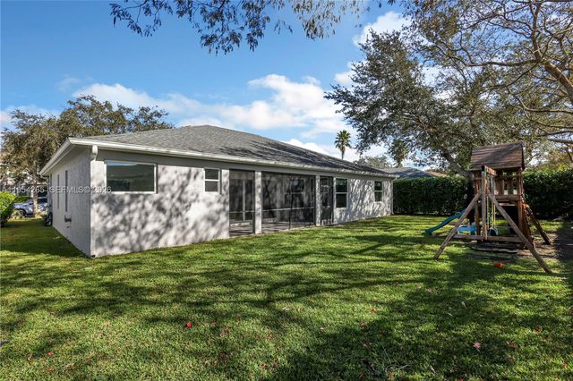 327 Burnt Pine Dr, Naples, FL 34119