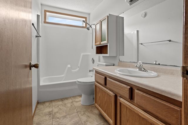 1860 Huntington Lane, West Fargo, ND 58078