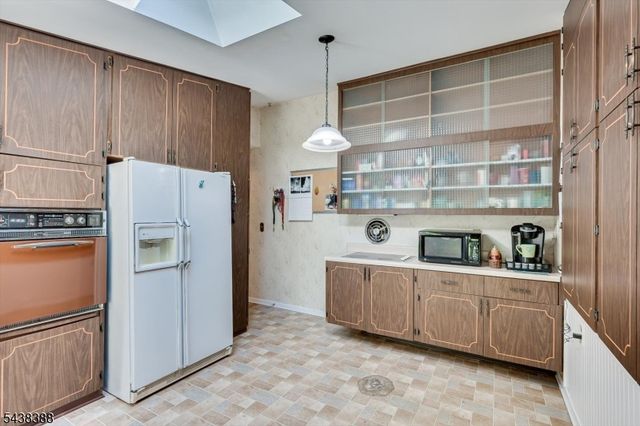 9 Clive Hills Rd, Edison Twp., NJ 08820