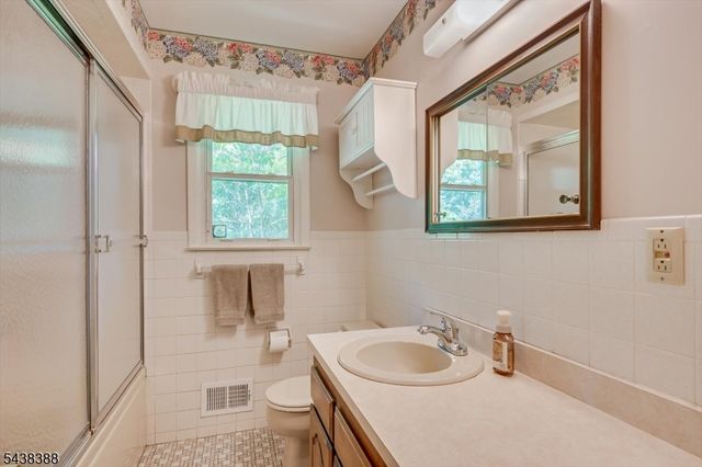 9 Clive Hills Rd, Edison Twp., NJ 08820