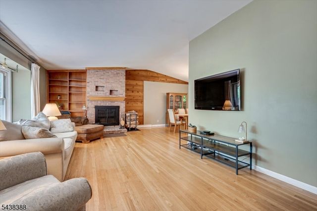9 Clive Hills Rd, Edison Twp., NJ 08820