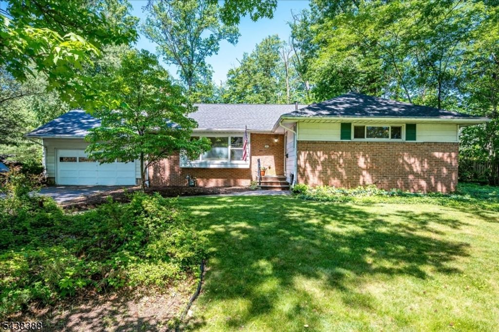 9 Clive Hills Rd, Edison Twp., NJ 08820