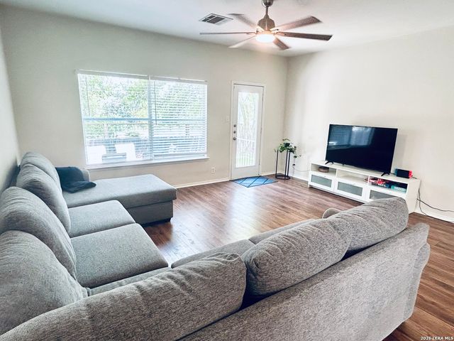 211 Mirror Lk, San Antonio, TX 78260