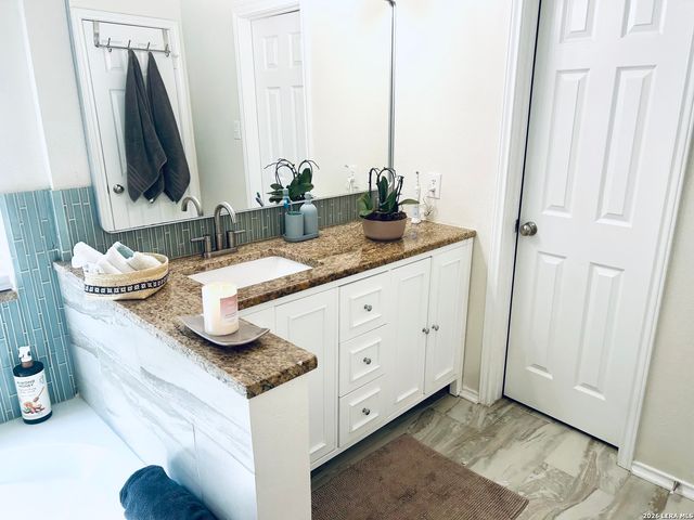 211 Mirror Lk, San Antonio, TX 78260