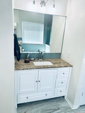 211 Mirror Lk, San Antonio, TX 78260