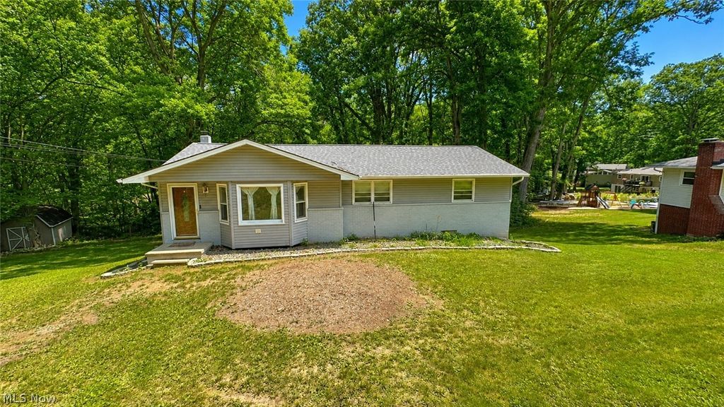 8470 Shadyview Avenue NW, Clinton, OH 44216