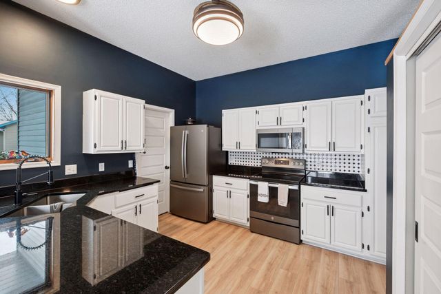 20911 Jameswood Court, Lakeville, MN 55044