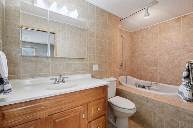 20911 Jameswood Court, Lakeville, MN 55044