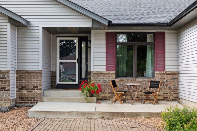 20911 Jameswood Court, Lakeville, MN 55044