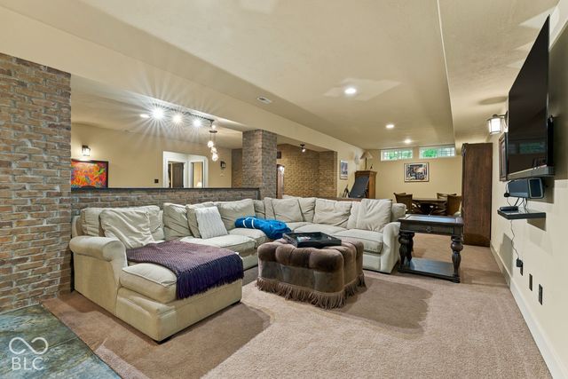 6736 W Stonegate Drive, Zionsville, IN 46077