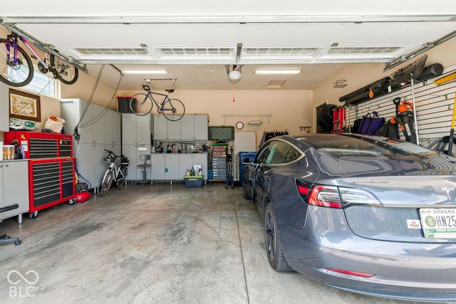 6736 W Stonegate Drive, Zionsville, IN 46077