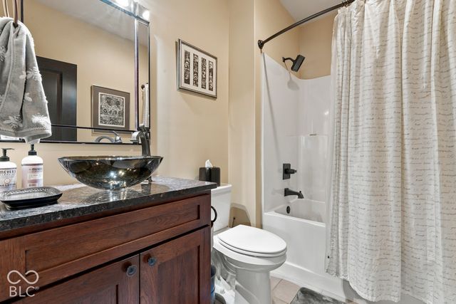 6736 W Stonegate Drive, Zionsville, IN 46077