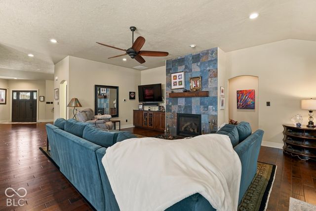 6736 W Stonegate Drive, Zionsville, IN 46077