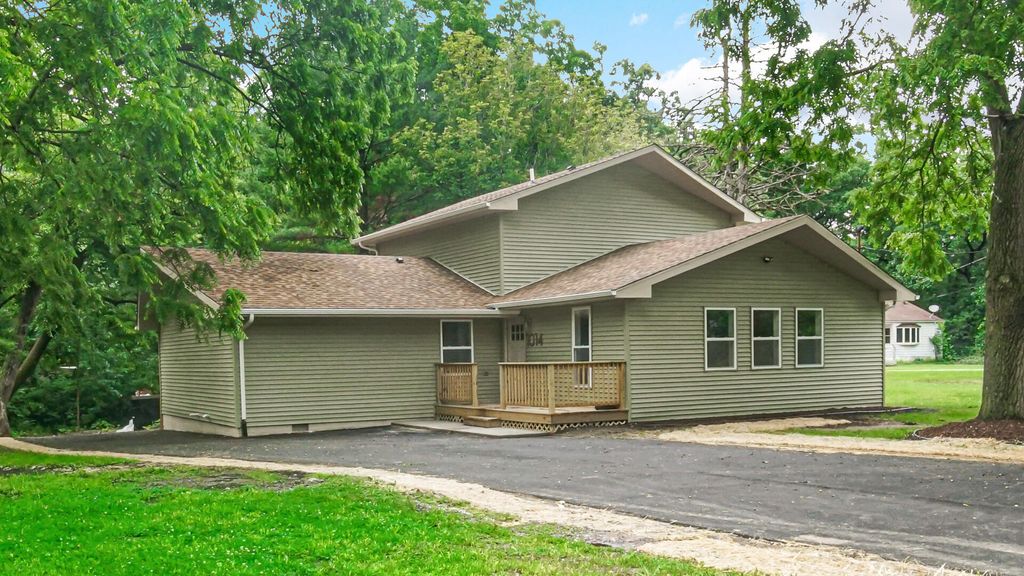 1014 E 63rd Place, Merrillville, IN 46410