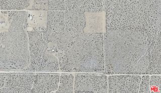 210 Avenue X, Llano, CA 93544