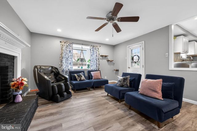 38 WALNUT ST, Williamstown, NJ 08094