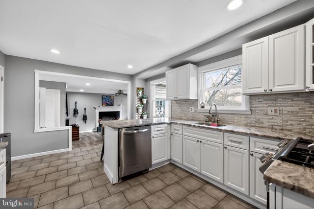 38 WALNUT ST, Williamstown, NJ 08094