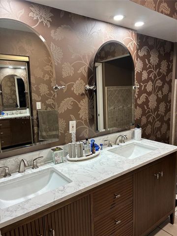 806 Saint Andrews Road 13, Hollywood, FL 33021