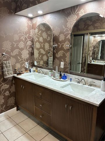 806 Saint Andrews Road 13, Hollywood, FL 33021