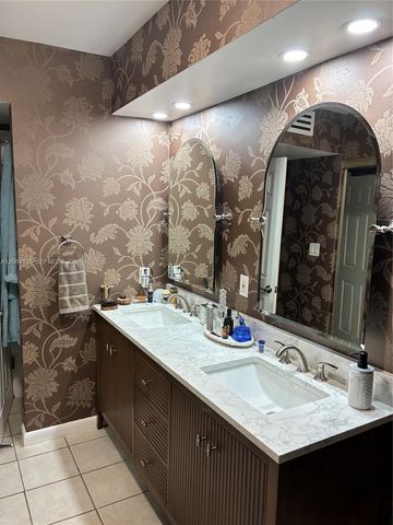 806 Saint Andrews Road 13, Hollywood, FL 33021