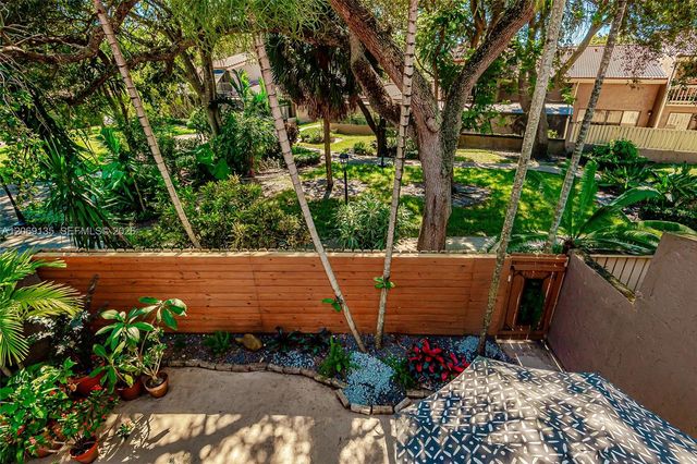 806 Saint Andrews Road 13, Hollywood, FL 33021