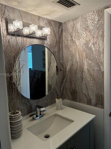 806 Saint Andrews Road 13, Hollywood, FL 33021