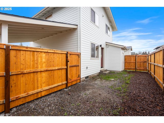 683 ST CHARLES St, Eugene, OR 97402