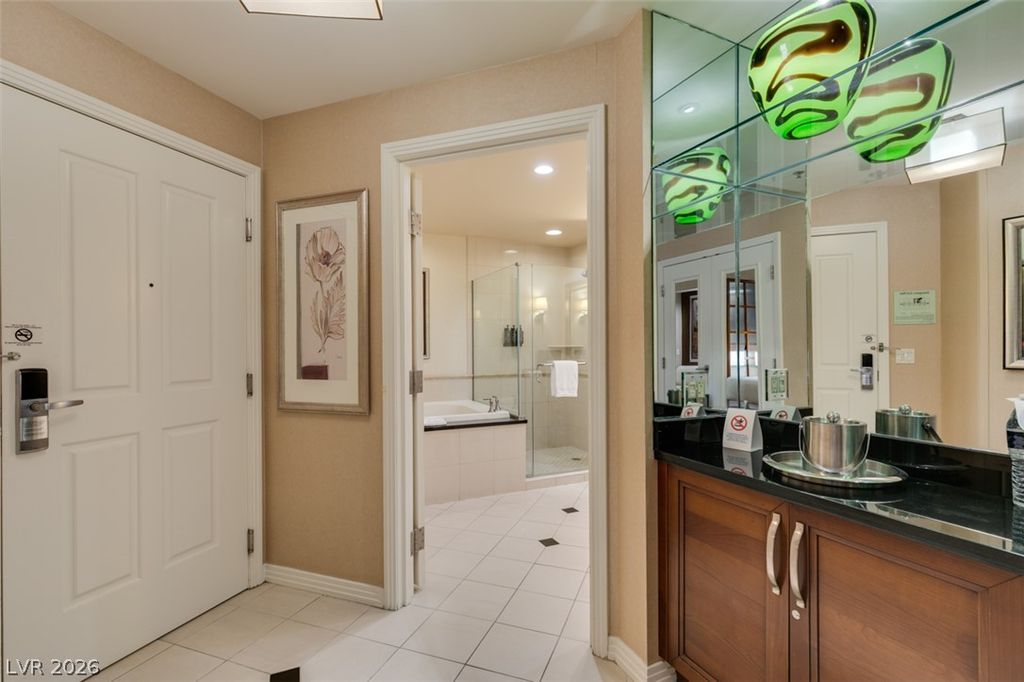 135 East HARMON Avenue 1817, Las Vegas, NV 89109 — photo 2