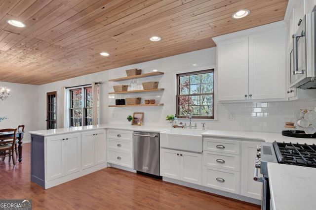 126 E Lake Drive, Roswell, GA 30075