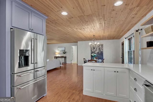 126 E Lake Drive, Roswell, GA 30075