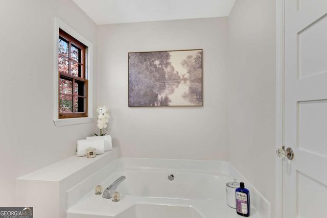 126 E Lake Drive, Roswell, GA 30075