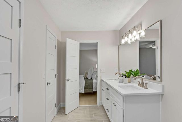 126 E Lake Drive, Roswell, GA 30075