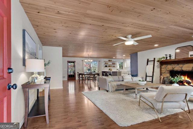 126 E Lake Drive, Roswell, GA 30075