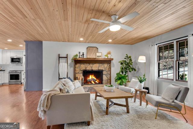 126 E Lake Drive, Roswell, GA 30075