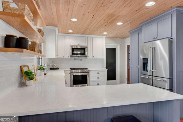 126 E Lake Drive, Roswell, GA 30075